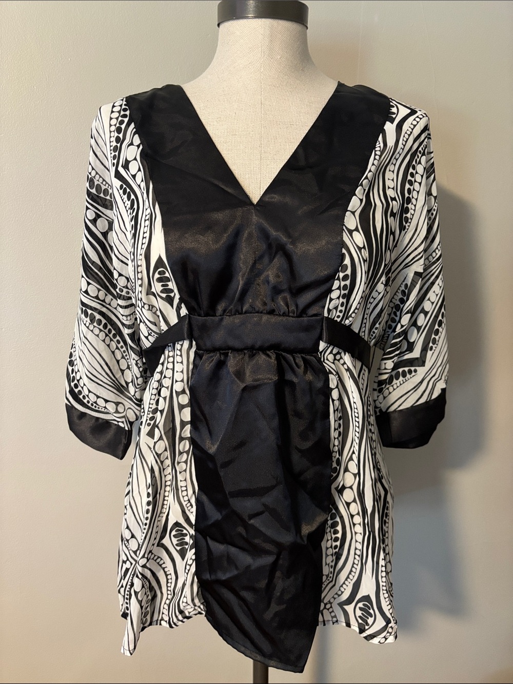 Charlotte Russe Black and White V-Neck Patterned Blouse